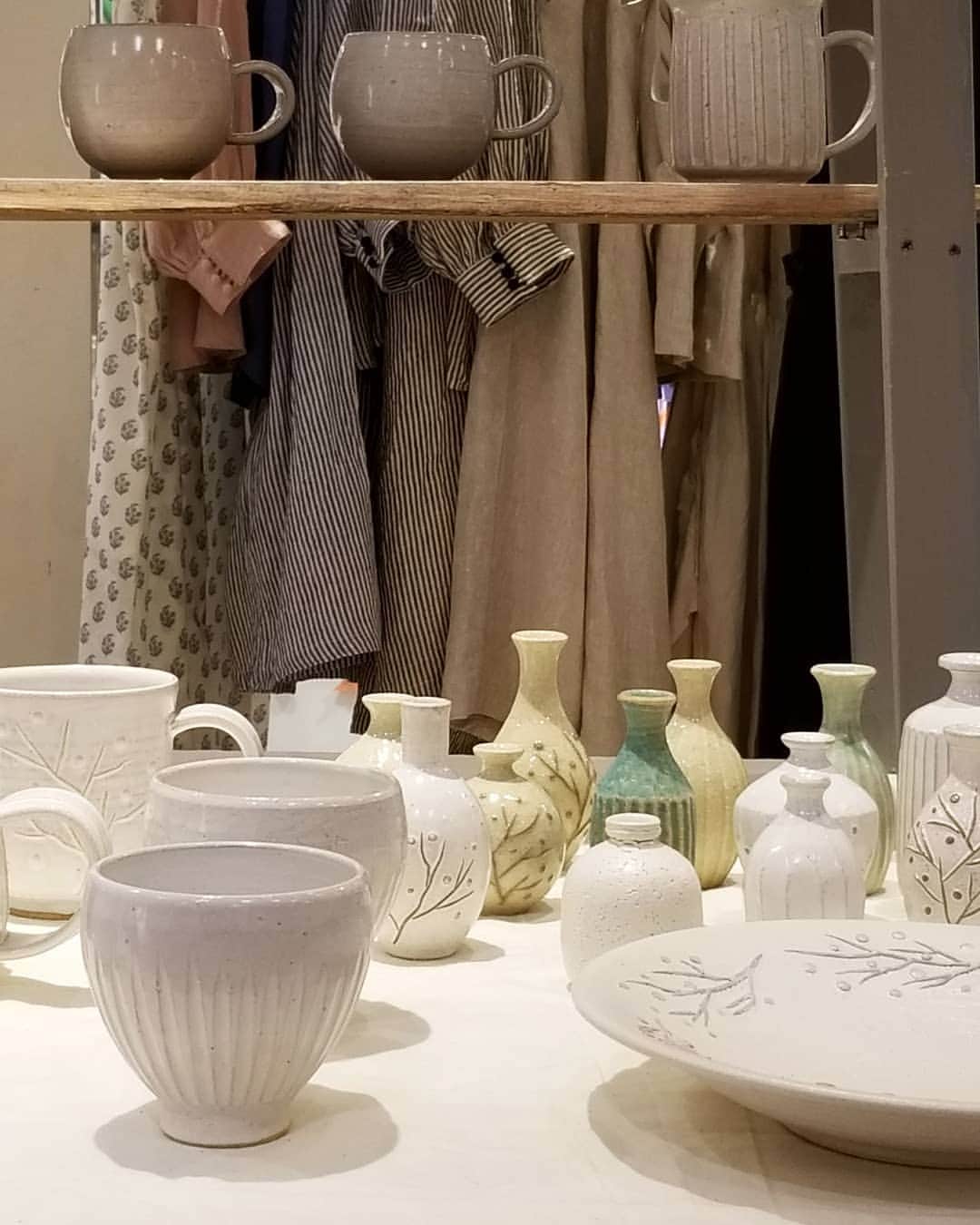 Keikoさんのインスタグラム写真 - (KeikoInstagram)「† 2019 May 29th † Fika Tid あじさいいろの時間 初日ありがとうございました😃 たくさんの方が会いに来てくださって とても楽しい時間を過ごせました♡ いつも来てくださるお客様 応援してくれるお友達 本当に本当にありがとうございます♡ Shell Houseは6月1日の土曜日までおりますが 土曜日はレイアウトが変わって アクセサリーはディスプレイスペースが少なくなりますので 気になるものがありましたら 是非お早めにお越しくださいね☺️ お洋服は前回よりも多くお持ちしていますが 一部を除いて 一点ものになります。 ご試着いただけるイベントも 福岡では 阪急様だけになりますので 是非袖を通しに また、風合いも確かめにいらしてくださいね♪ 明日からもまた 博多阪急7Fで お待ちしています！ † #博多阪急#あじさいいろの時間#fikatid#fika#ハンドメイド#イベント#福岡」5月29日 19時06分 - shell_house1025