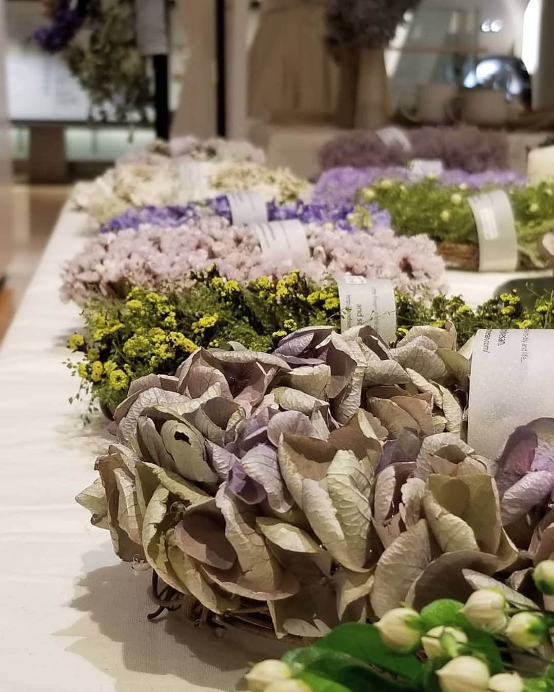 Keikoさんのインスタグラム写真 - (KeikoInstagram)「† 2019 May 29th † Fika Tid あじさいいろの時間 初日ありがとうございました😃 たくさんの方が会いに来てくださって とても楽しい時間を過ごせました♡ いつも来てくださるお客様 応援してくれるお友達 本当に本当にありがとうございます♡ Shell Houseは6月1日の土曜日までおりますが 土曜日はレイアウトが変わって アクセサリーはディスプレイスペースが少なくなりますので 気になるものがありましたら 是非お早めにお越しくださいね☺️ お洋服は前回よりも多くお持ちしていますが 一部を除いて 一点ものになります。 ご試着いただけるイベントも 福岡では 阪急様だけになりますので 是非袖を通しに また、風合いも確かめにいらしてくださいね♪ 明日からもまた 博多阪急7Fで お待ちしています！ † #博多阪急#あじさいいろの時間#fikatid#fika#ハンドメイド#イベント#福岡」5月29日 19時06分 - shell_house1025