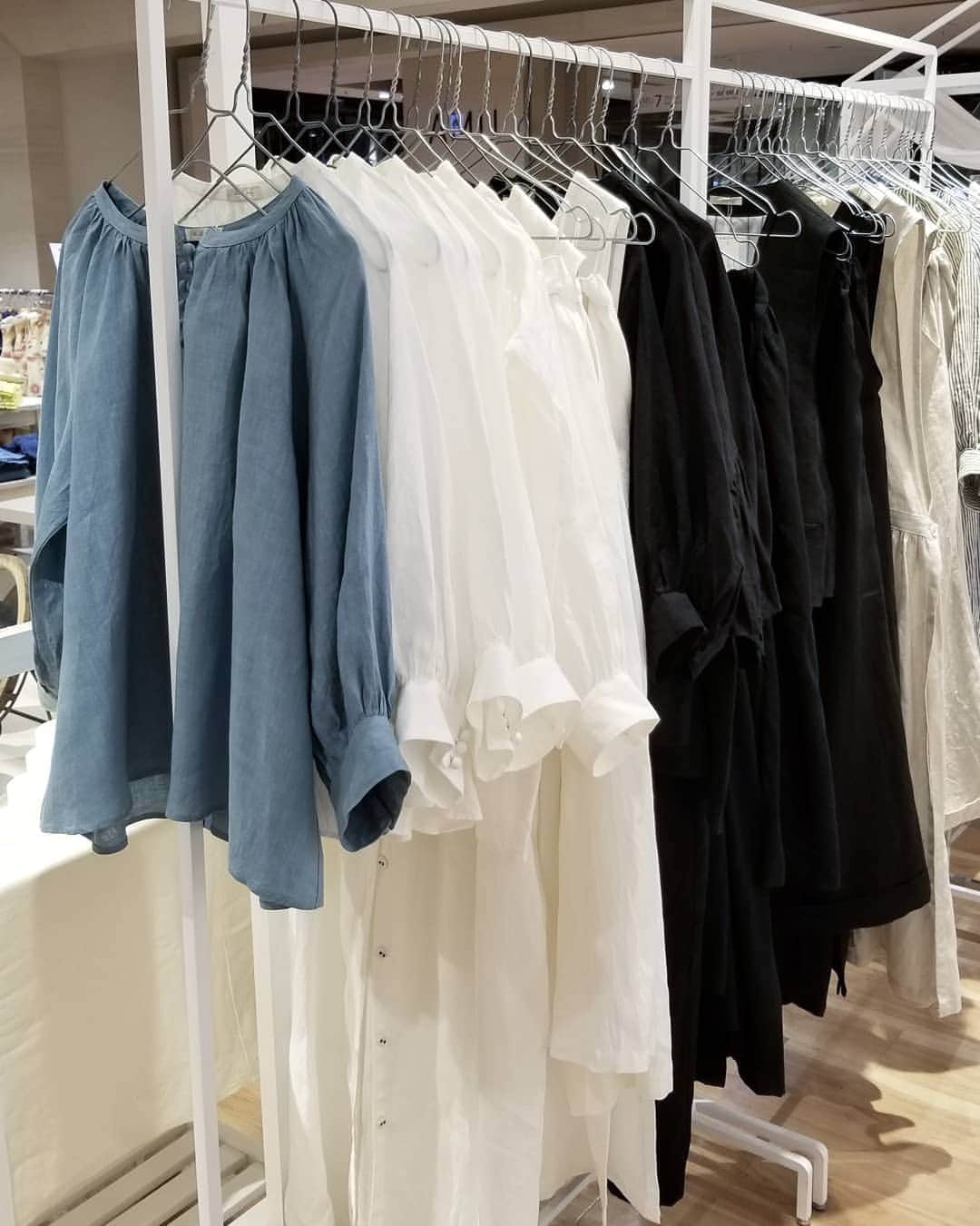 Keikoさんのインスタグラム写真 - (KeikoInstagram)「† 2019 May 29th † Fika Tid あじさいいろの時間 初日ありがとうございました😃 たくさんの方が会いに来てくださって とても楽しい時間を過ごせました♡ いつも来てくださるお客様 応援してくれるお友達 本当に本当にありがとうございます♡ Shell Houseは6月1日の土曜日までおりますが 土曜日はレイアウトが変わって アクセサリーはディスプレイスペースが少なくなりますので 気になるものがありましたら 是非お早めにお越しくださいね☺️ お洋服は前回よりも多くお持ちしていますが 一部を除いて 一点ものになります。 ご試着いただけるイベントも 福岡では 阪急様だけになりますので 是非袖を通しに また、風合いも確かめにいらしてくださいね♪ 明日からもまた 博多阪急7Fで お待ちしています！ † #博多阪急#あじさいいろの時間#fikatid#fika#ハンドメイド#イベント#福岡」5月29日 19時06分 - shell_house1025