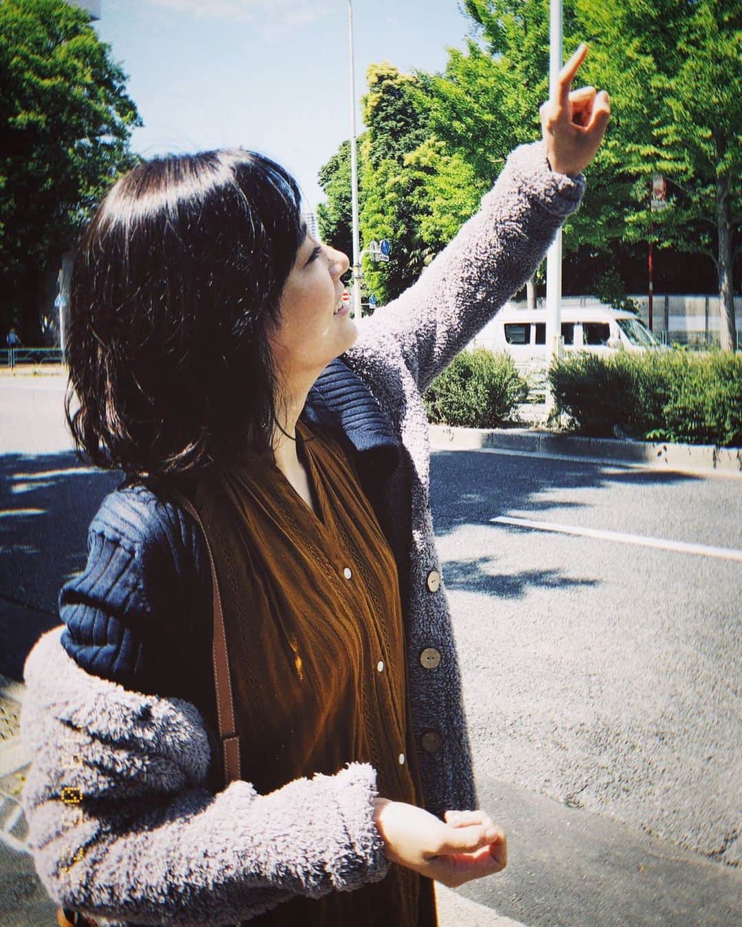 水川あさみのインスタグラム：「今夜は7話💉はるかと夏美はまたまた、テンテコマイですが、とっても心があったまる親子のお話です。それぞれの恋にも進展あり？是非☝️ ぽーさん、やっとちょっと顔写してくれた！笑 #白衣の戦士」