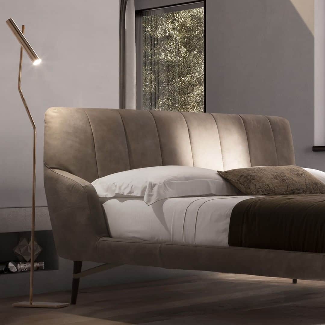 Natuzzi Officialさんのインスタグラム写真 - (Natuzzi OfficialInstagram)「With its curves shapes and enveloping design, Svevo bed is the perfect mix of beauty and comfort. With its simple lines, this bed express all the elegance of the Natuzzi Italia style. #Natuzzi #NatuzziItalia #comfort #elegance #design #lifestyle #style #furniture #homefurniture #madeinitaly #living #interiordesign #decor #furnituredesign #homedesign #inspiration #interior #instadesign #designlovers #italianstyle #homedecor #lovedesign #designers #designer」5月29日 19時00分 - natuzzi