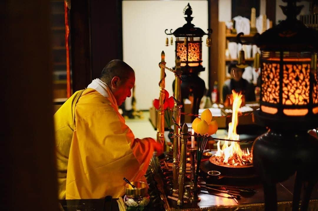 Visit Wakayamaさんのインスタグラム写真 - (Visit WakayamaInstagram)「. Burn away your worldly desires.  Monks light a fire on an altar to burn away evil and recite prayers for blessings and happiness during the ritual of Gomagyo.」5月29日 19時00分 - visitwakayama