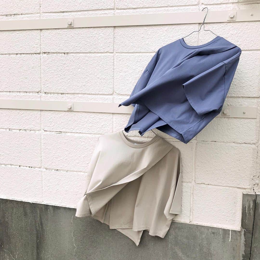 MINELALのインスタグラム：「【New Item!!】 #MINELAL 19Spring/Summer . ＊Asymmetry short T-shirts . フロントが二枚重ねという珍しいデザインで １枚でコーディネートの主役になれちゃうアイテム。 . 身幅は広く、ゆったりとしたシルエットです。 . シンプルなデザインのため、ボトムスを選ばず 様々なスタイリングが楽しめます。」