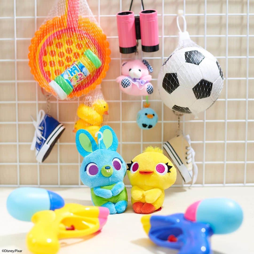 ちょっこりさん【公式】のインスタグラム：「#20190529 * 何のお話しているんだろう。 * #ちょっこりさん#ディズニー #ディズニーグッズ#トイストーリー４ #ダッキー#バニー #ぬい撮り#ぬいぐるみ #chokkorisan#disney #takaratomyarts #ぬいぐるみと撮り隊 #disney写真部 #ディズニーグッズ #ちょっこりさん好きな人とつながりたい」