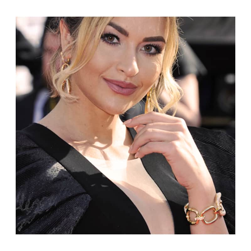 ダミアーニさんのインスタグラム写真 - (ダミアーニInstagram)「#DamianiLace jewels and #DamianiSpicchiDiLuna ring add a precious touch to the sophisticated look of exquisite @giuliagaudino as she walks the red carpet of the movie “The traitor”. #Damiani #Cannes2019 #CFFwithDamiani」5月29日 19時01分 - damianiofficial