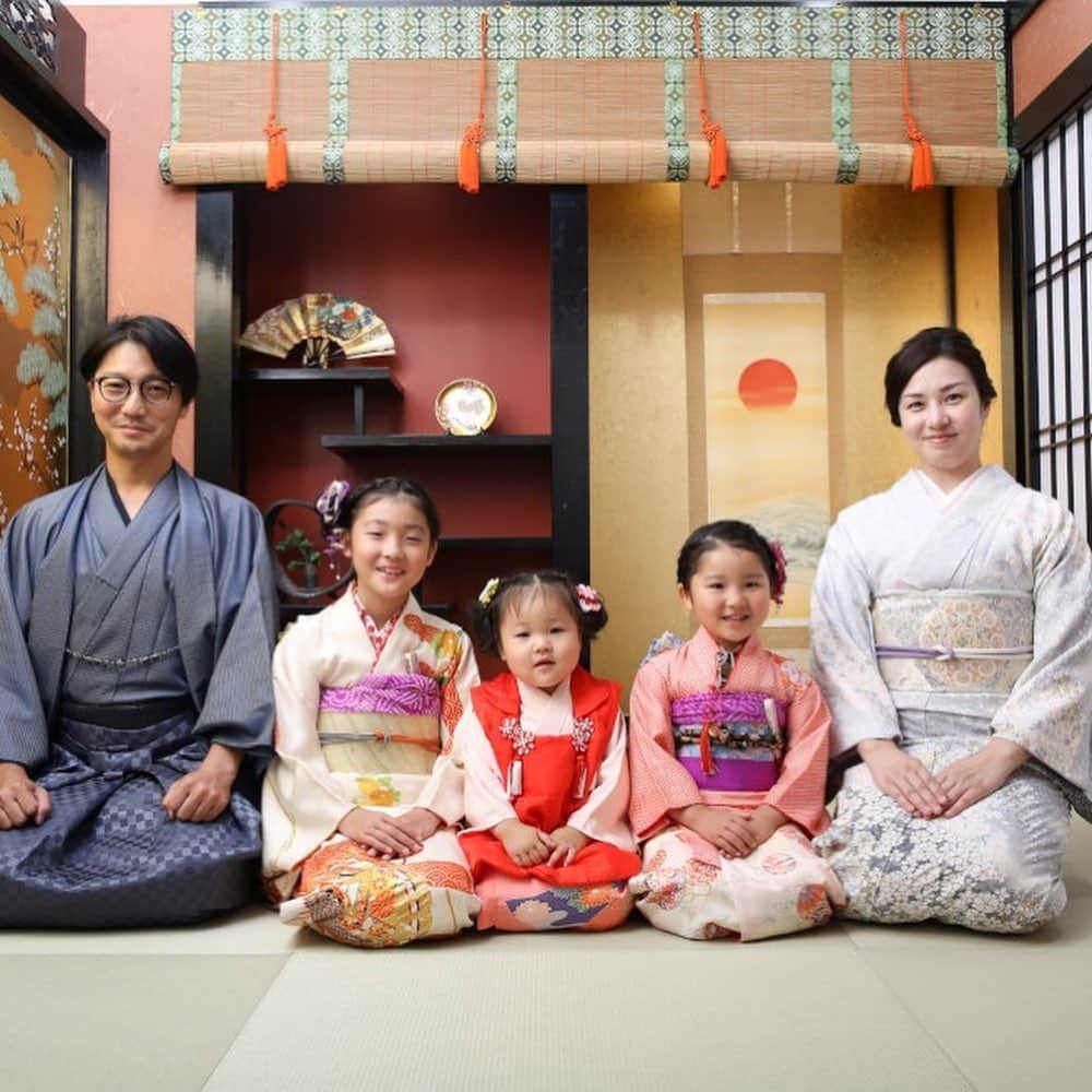 ハピリィフォトスタジオさんのインスタグラム写真 - (ハピリィフォトスタジオInstagram)「和室で着物ってめでたい感じがしませんか🎌  自由が丘店は家族全員着物を着て撮影するのもおすすめです🥰  先行予約会も行っていますので、気になる方はHPをチェックしてください  お得な大抽選会も開催中🤩  #ハピリィフォトスタジオ#ハピリィ#happilyphotostudio#happily#ハピリィフォトスタジオ表参道#ハピリィフォトスタジオ自由ヶ丘店#ハピリィフォトスタジオみなとみらい#ハピリィフォトスタジオ吉祥寺#ハピリィフォトスタジオ名古屋金山店#ハピリィluxe六本木#七五三#ベストキッズオーディション#bestkidsaudition#キッズモデル#キッズ#kids#先行予約会」5月29日 19時01分 - happily_photo_studio