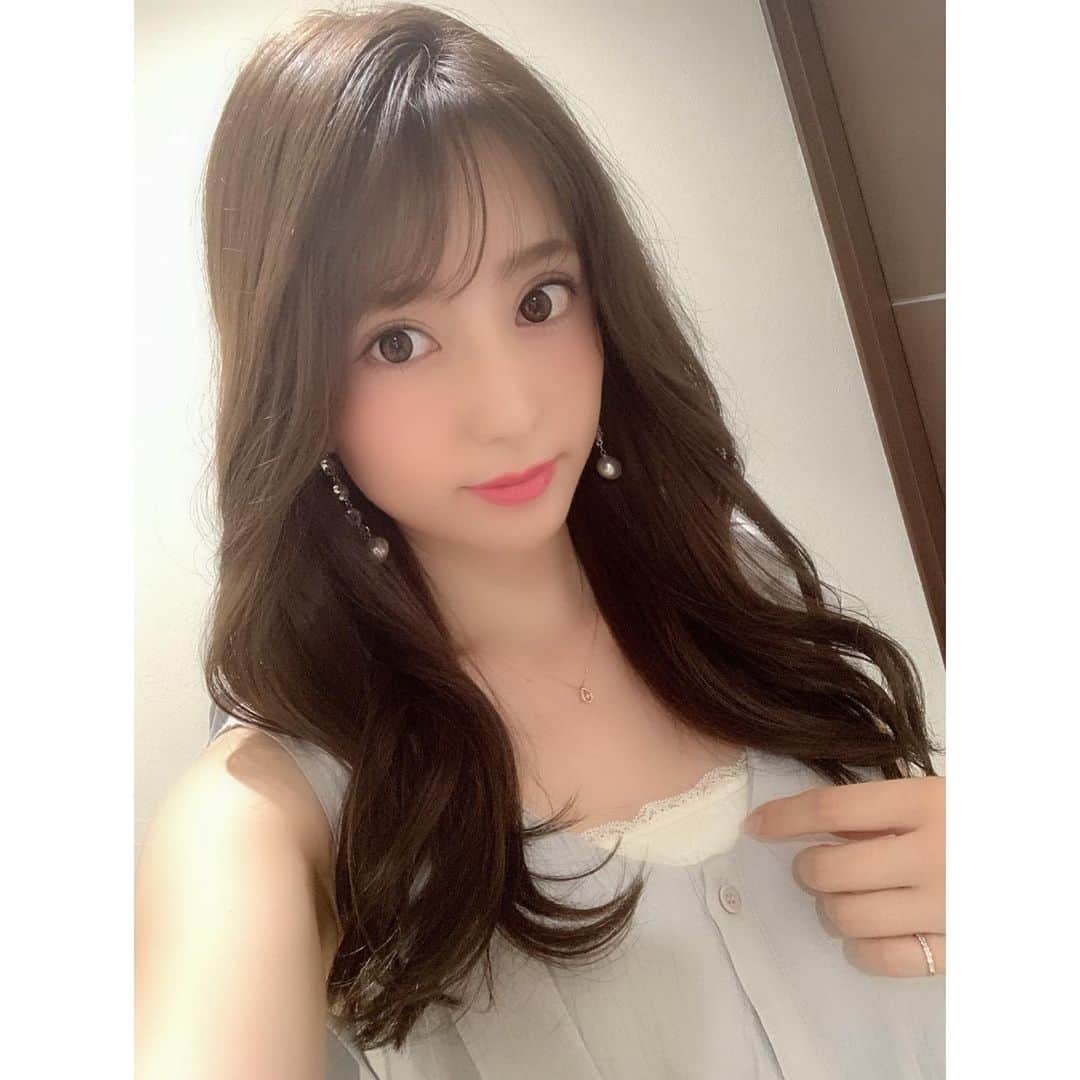 堀尾実咲のインスタグラム：「❤︎L.O.G SHIBUYA2❤︎に初めて行ってきました！  カラーカット髪質整形トリートメントをしてもらったよーっ✨  ぜんぶすっごく良かった☺️ 担当は @takahiro_numa さんです🐰  わたしがサロン行った時、男性のお客さんたちもけっこー居たから男性も行きやすいサロンだと思う🥰  とってもおすすめ❤︎ #美容院 #logshibuya2」