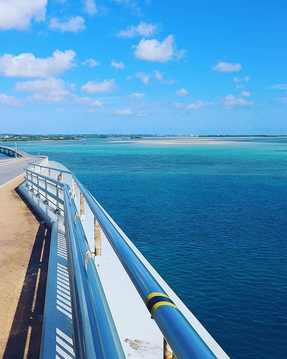 Be.okinawaさんのインスタグラム写真 - (Be.okinawaInstagram)「Look out the window for a stunning view of the ocean while crossing the Irabu bridge. 📷:@myk_j.3rd  #irabubridge #miyakoisland #이라부오하시대교  #미야코섬 #伊良部大橋 #宮古島 #bridge  #longbridge #seaside #bluesky #beokinawa #visitokinawa」5月29日 19時13分 - visitokinawajapan