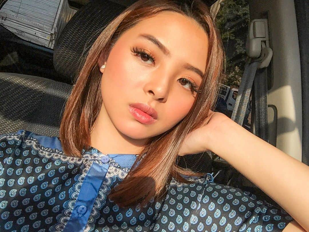 ジェシカ・ファニアさんのインスタグラム写真 - (ジェシカ・ファニアInstagram)「Lagi ngalis..trs nyadar ini GOLDEN HOUR!! Muka bagus, alis penyok :’) gapapa ikhlas akutu sama yang gini2. Yang nanya eyelash nya, ini pake @artisanpro tapi lupa type apa EHE MAAV」5月29日 19時13分 - jessicavaniaw