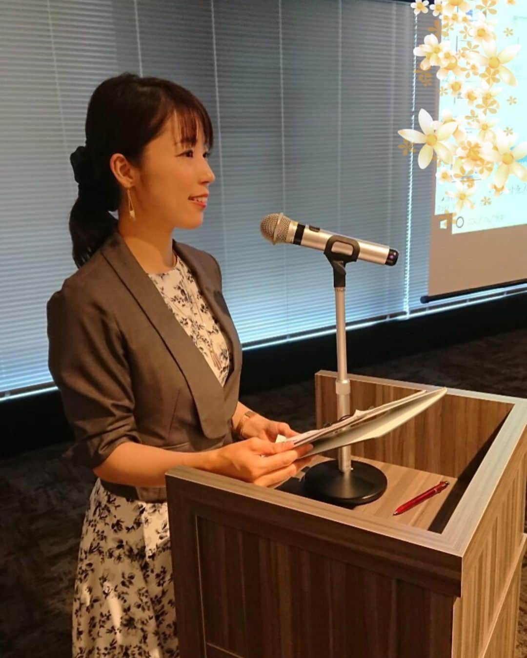 室照美のインスタグラム：「今週担当させていただいた、 ビジネスセミナー司会。  懇親会では、 #食べられる土 が振舞われました🌱  その正体は.. ツナとブラックオリーブのドライドレッシング！ 味はおかか風味で、美味し楽しかったです♬  #会話が弾む #ケータリング #トークナビ  #セミナー司会  #室照美」