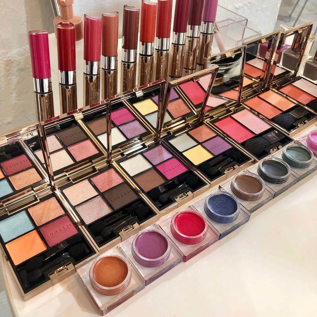 のインスタグラム：「#ルナソル の #秋新色 ！﻿ 【スウォッチ付きでお届けします】﻿ ﻿ 今年20周年迎えるルナソル。﻿ 今までの「〜〜浄化」というテーマから、﻿ 「EGOISTIC-CHIC」というコンセプトに。﻿ EGOISTIC=自由奔放、CHIC=モードな遊び心を表しているのだそう。﻿ 進化し続けるルナソルから、ますます目が離せません。﻿ ﻿ そして今回の秋新色コレクションのテーマは、﻿ 「ILLUMINATING COLOR GLOW」。﻿ きらめく蝶の羽、深海に光る命、奥深い鉱石、揺れるオーロラ……﻿ 自然界にある、人々を魅了する発光する美しいものから﻿ インスパイアされたコレクションなんです！﻿ すべて8/16発売。﻿ ﻿ 🌟アイカラーレーション 全4種（うち限定1種） 各¥6200﻿ 今までのルナソルのアイパレと変わって、かなりカラフル！﻿ でも「さすがルナソル」な肌なじみのよさはあり。﻿ 特に右上のいるネーティングカラーのきらめきが本当に美しい。﻿ メインカラーは01 Twilight Sky。﻿ ﻿ 🌟ドレスフォーリップス 全10種（うち限定2種） 各¥4200﻿ ソフトマットなリクイドリップと、キラキラグロスのダブルエンド。﻿ オススメの使い方は、まずはマットリップを全体に→キラキラグロスを唇の中央に。﻿ 立体感がありつつ、質感の混ざった絶妙なオシャレ唇に。﻿ ﻿ 🌟グラムウィンク 全8色（うち限定2色） 各¥3200﻿ オイルベースの単色アイシャドウは、見た目よりはシアーな発色。﻿ これはスウォッチもしましたので、ぜひ参考にしてくださいね！﻿ EX01グリーンとEX02ピンクが限定色。﻿ 単色で纏っても美しいし、ほかのアイシャドウに重ねてもきれいです。﻿ ﻿ 🌟カラーリンググレイズ 全3種（うち限定1種） 各¥6200﻿ 右のきらめくイルミネイティングカラーを広めにのせてから、﻿ 左の血色を出してくれるブラッシュカラーをその中にオン。﻿ つややかな色と光を溶け合わせるのがポイントなんです。﻿ 最初にイルミネイティングカラーをのせる際は、﻿ まっすぐ鏡を見るだけではなく、左右に顔を振りながら、輝き具合をチェックするのがキモ。﻿ ﻿ 🌟ニュアンスアイライト 限定1色 ¥2200﻿ フェアリーラベンダーというカラーは、﻿ 「誰もが妖精になれる」という！すごすぎるアイライナー。﻿ 下まぶたに入れれば、目もとが印象的に。﻿ でも決して若作りにならない、魅惑的なカラー。﻿ ﻿ 🌟ネイルカラー  限定3色 各¥1500﻿ グレイッシュなブルー、オーロラシェルピンク、﻿ シルバーのパールがきらめくベージュと、﻿ どれもオシャレすぎ！！！﻿ 限定なので、3色とも狙いたいところ。﻿ ﻿ 秋新色が続々と発表されてきました。﻿ このルナソルのコレクションは絶対に注目ですよ❣️﻿ （ウェブサイト編集長）﻿ ﻿ #voce #vocemagazine﻿ #ヴォーチェ #新作コスメ #デパコス #コスメマニア #コスメ好きさんと繋がりたい #lunasol #ルナソルマニア #アイカラーレーション #ドレスフォーリップス #ニュアンスアイライト #カラーリンググレイズ #発表会レポ #発表会 #新作レポ #新作コスメお試し #妖精 #2019秋新色﻿」