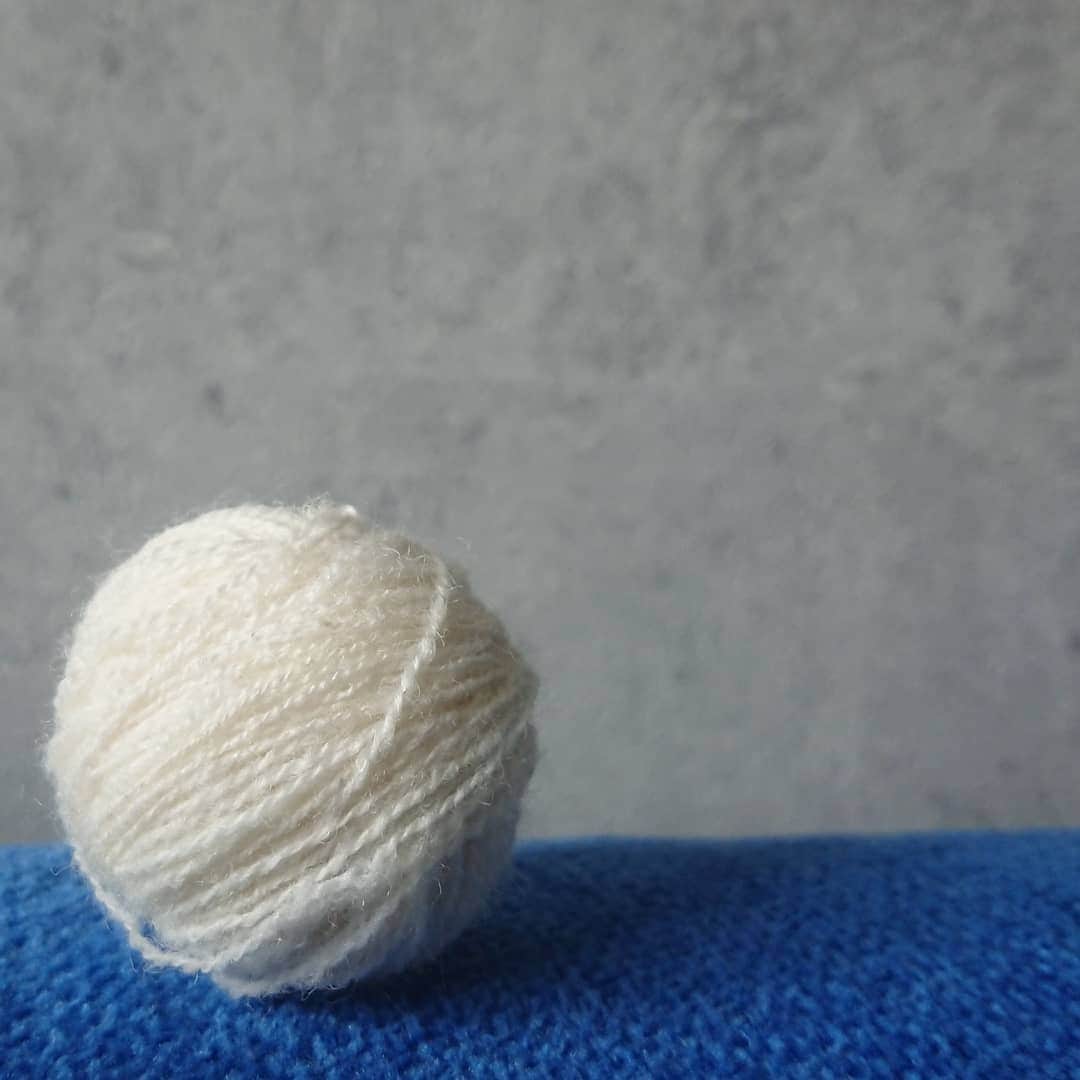 長久保智子さんのインスタグラム写真 - (長久保智子Instagram)「shetland sheep fleece → spinning →2ply → wash ✨ So～ cute ball 💙  半頭買いしたシェットランドシープ原毛を紡いで洗って毛糸だま🧶 なんとまぁ画になるんだろうねぇ。。。いとおしい💙  #shetlandsheep #shetlandwool #shetlandlace #shetlandyarn #shetlandknitting #shetlandlaceknitting #shetlandwoolweek #spinningwool #spinningwheel #ashfordspinningwheel #ashfordtraveller #handspunyarn #シェットランドレース #シェットランドウール #てつむぎ糸」5月29日 19時11分 - satoko.tricot_the