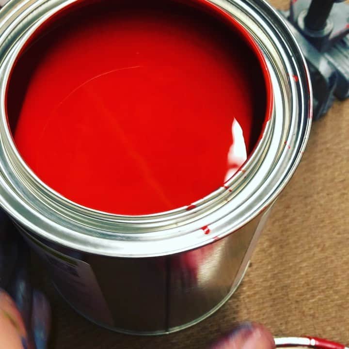 のインスタグラム：「ARTIST NOTE: TURN ON SOUND! 2 Part Series On Rolland Is Crazy.. I went to a special commercial Art supply place because I was convinced I had to have “ NEW” Red to do my project ! Bought it ( and some other useless things) made the guy open it so  I could see it.. And I said... yeah that’s the Red... YES I’m Crazy .. I now realize I was intentionally wasting time because I was unsure about my decision and ability to finish the project in time... I was playing a little trick on myself... which I later realized!  ART FAM YOU KNOW WHAT I MEAN.. But...LIttle things make huge differences to me.. a normal person would be like red is red.. but my opinion is Red is Indeed Not always Red.. I decided I like the way the “OLD” Red dries , more like the Red I see in my minds eye.. HAHAHAHAHAHAH! Welcome to a waste of 3 hours !! But now I have Red red and Red not so Red .. PS SORRY I FORGOT YO WEAR GLOVES MY HANDS ARE A MESS.. #rollandberry #red #seeingred #crazyus #crazyme #drip #hahahahahahahahahahahahahahahahahahahahahahahahahahahahahahahahahahahaha #butseriously #artlife #energy #frequency #vibration #love #colur #unstoppable #universe #iwillalwaysmissyoujason」