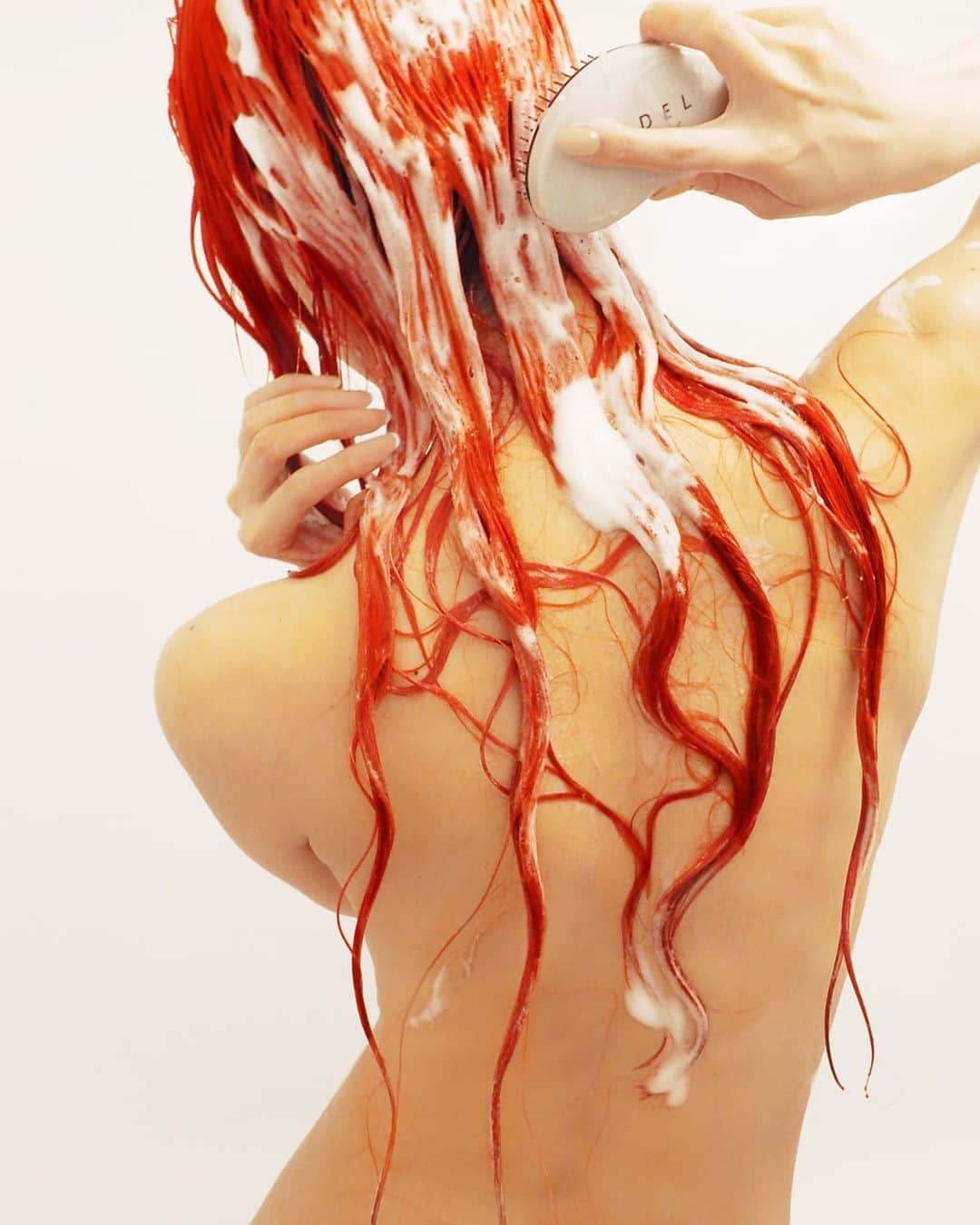 si ouxのインスタグラム：「赤髪はじめて10年経つ一生ヘアケアジプシーの私に、﻿﻿ yuri nakagawa @darayunya がゴリ推しグッズを与えてくれた・・・！﻿﻿ ﻿﻿ ﻿﻿ 泡で洗うタイプのシャンプーです。頭皮を洗ったあとそのまま流さずにトリートメントを塗布する！トリートメントonシャンプー🤔﻿﻿ この豆みたいな形のブラシを使ってなでるようにケアするのを推奨しているため 撫でる = ナデル = NADEL らしい。しばらく使って気づいたw﻿﻿ ﻿ ﻿ ﻿ ﻿✍️﻿ 約1ヶ月弱ちゃんと使用したのでレポ…﻿ ﻿ ﻿ 結果、めちゃ！よい！﻿ ﻿﻿ まず、毛先を光にかざしたときの枝毛？切れ毛？のフシが減ったように思う。﻿﻿ それから毛の中がみっちり芯まで満たされたような。美容院の帰り振り向いた時、顔に当たる毛束が気持ちよくて何度も無駄に首を振るあの感じ！﻿﻿ ﻿﻿ ﻿﻿ あと、シャンプー時の退色が減った気がする…！香りもさわやかなレモン系で後残りしないから香水の邪魔にならなくて良い。﻿﻿ ﻿﻿ ﻿﻿ 何回か使ってわかったことは、トリートメントの浸透がそーとーすごいのか長く放置しちゃうと重くなりすぎるってこと。﻿﻿ 15分がベストってゆりちゃんから言われてて、たしかにそうだった。﻿﻿ 洗い残しとかつけすぎとかでべとつくことはこれまでにも全然あったけど、置きすぎで重くなることなんてあるんですね😂﻿トリートメントの威力ありすぎ﻿ ﻿﻿ ﻿﻿ 写真撮るためにいっぱい泡使ってかなり減っちゃったからリピートしそう🤔﻿﻿ ナデル製の洗い流さないトリートメントとか出してほしいなあ、絶対すごそう﻿﻿ ﻿﻿ ﻿﻿ ﻿﻿ 余談ですが、私のリアルなシャンプースタイルは画像3枚目のとおりです！﻿﻿ ゴム手袋が超必須！なぜなら、赤髪から出る赤い汁が爪につくと着色してしまうからです。真っ白なネイルなんかした日には手袋ナシだと即死です。﻿﻿ ダンロップホームプロダクツのプリティーネのMサイズをリピート購入しています。食器洗いもこれ一択！手荒れも防げるしおすすめです﻿﻿ ﻿﻿ ﻿﻿ ﻿﻿ ﻿﻿ #ナデル  #NADEL﻿﻿ #マレイン酸シャンプー﻿﻿ #トリートメントオンシャンプー ﻿﻿ #ブリーチケア ﻿﻿ #カリスマ美容師開発﻿﻿ #退色悩みも解消﻿﻿ #ダメージ毛も解消﻿﻿ #美容 #美活 #髪メンテ #PR」