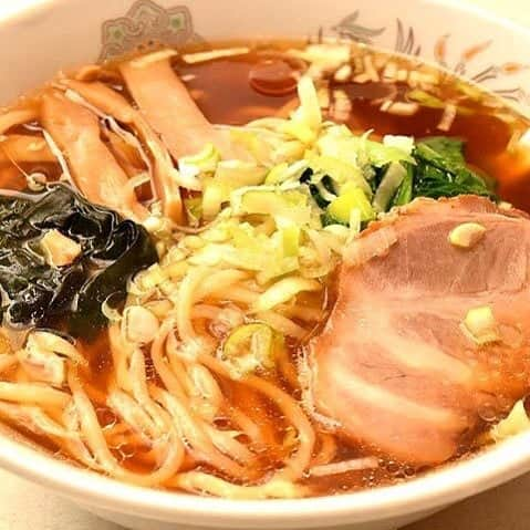 東京カレンダーさんのインスタグラム写真 - (東京カレンダーInstagram)「東銀座の中華料理店『ヤンヤン』では、すべて注文が入ってから麺を打ち始める。そうでなくては、このモチモチとした食感や、麺の風味、味わいが出ないのだ。やはり、麺の旨みをしっかり派の人にこそ訪れて欲しい名店のひとつである。 #東京カレンダー #東カレ #tokyocalendar #東銀座 #ヤンヤン #手打ちラーメン #正油」5月29日 19時23分 - tokyocalendar