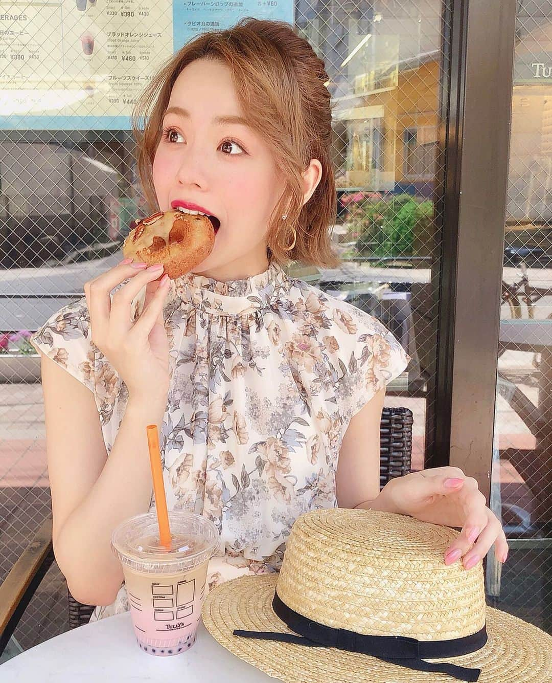 黒田真友香さんのインスタグラム写真 - (黒田真友香Instagram)「ドーナツぱくり🍩  麦わら帽子は、アースミュージックエコロジーで購入しました！ 今年の夏の相棒👍笑  その時に、LINE SHOPPING GOの対象店舗だったので利用してみました🙆‍♀️ お店でバーコードをかざすと店舗特典（SALE・ポイント）とは別に、LINEポイントが付与されるの！ 決済方法も現金でもカードでもOKだし、プラスでLINEでもポイントが貯まるって感じだからめっちゃお得感！  LINEアプリのウォレットのところに入ってるよ〜✨ #lineshoppinggo #linepoint #sponsored」5月29日 19時24分 - kurodamayukaxx