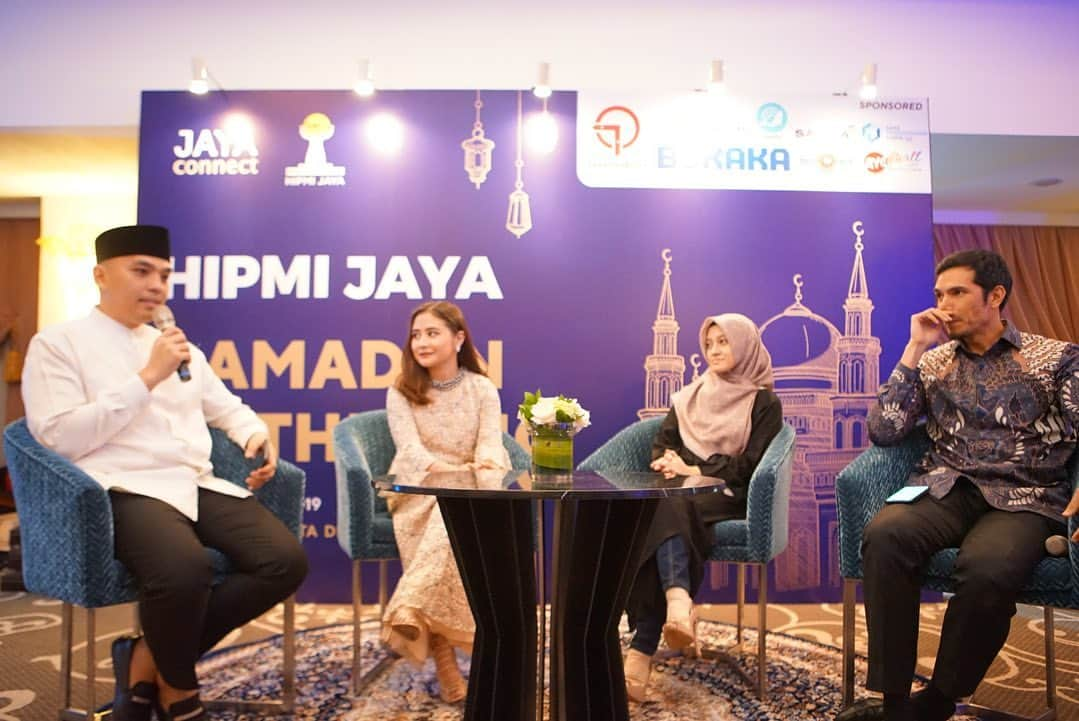 Prilly Latuconsinaさんのインスタグラム写真 - (Prilly LatuconsinaInstagram)「Hipmi Jaya Ramadhan Gathering. To speak my voice as a young entrepreneur in front of thousand eyes who are inspiring and have more experience, such an honor! 🙏🏻」5月29日 19時34分 - prillylatuconsina96