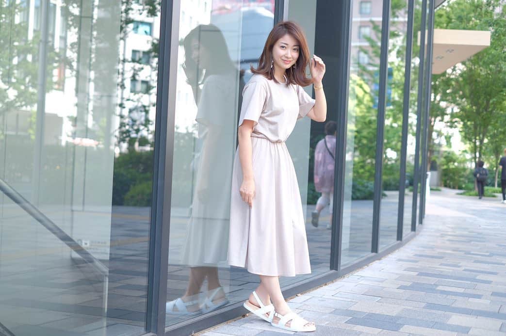 のインスタグラム：「ベージュのロペのワンピース👗 ウエスト部分がゴムに！ 夏に嬉しいウォッシャブル素材のワンピース。靴や小物もベージュ系で合わせてコーディネートしたいな！価格は、19440円。  2枚目のネイビーのワンピースは、フレアなシルエットがとても綺麗！ビッキーのものです。フリル部分が配色になっています。 価格は、16200円。 ・ どちらも阪神梅田本店限定ワンピースです！ ・ 5/29〜6/11 阪神梅田本店4階でマイフェイバリットワンピースフェアを開催👗期間中、インスタグラムを見て掲載のショップでこの投稿をご提示いただくとミネラルウォーターをプレゼントしてもらえるみたいです！#おひとり様1回限り 是非期間中、阪神百貨店にいってみてください。 #ロペ#fashion#コーディネート#コーデ#夏ファッション#夏コーデ#ファッション#コーデ#ワンピース#阪神梅田本店#阪神百貨店#マイフェイバリットワンピース#阪神梅田本店PR#マイフェイバリットワンピースフェア#ビッキー」
