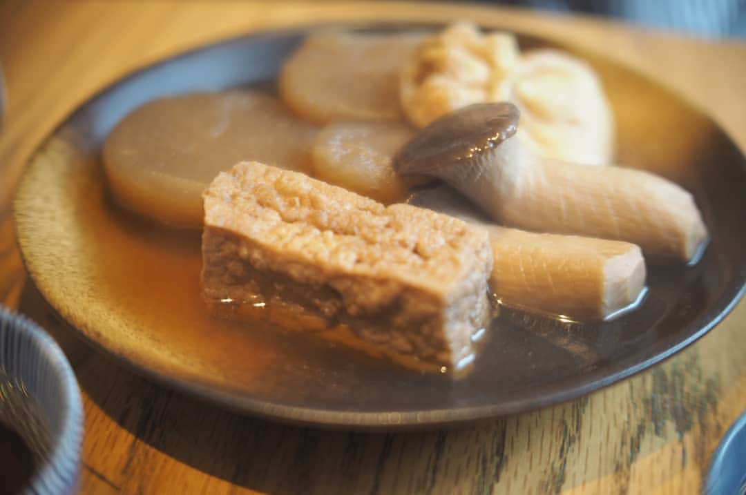 のインスタグラム：「ずっと食べたかった 福島屋のおでん！ やっぱり美味しすぎた。  #tokyo#japan#olympus#olympuspen#olympuspenepl8#switar#macroswitar#macroswitar26mm#oldlens#cinelens#オールドレンズ#シネレンズ#oldlens_tokyo」