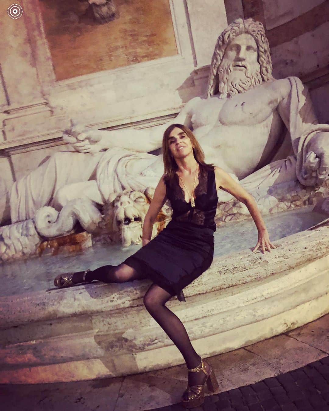 カリーヌ・ロワトフェルドのインスタグラム：「Jupiter and Carine🖤 ROMA #museicapitolini #guccicruise2020 @gucci @ozpurple」