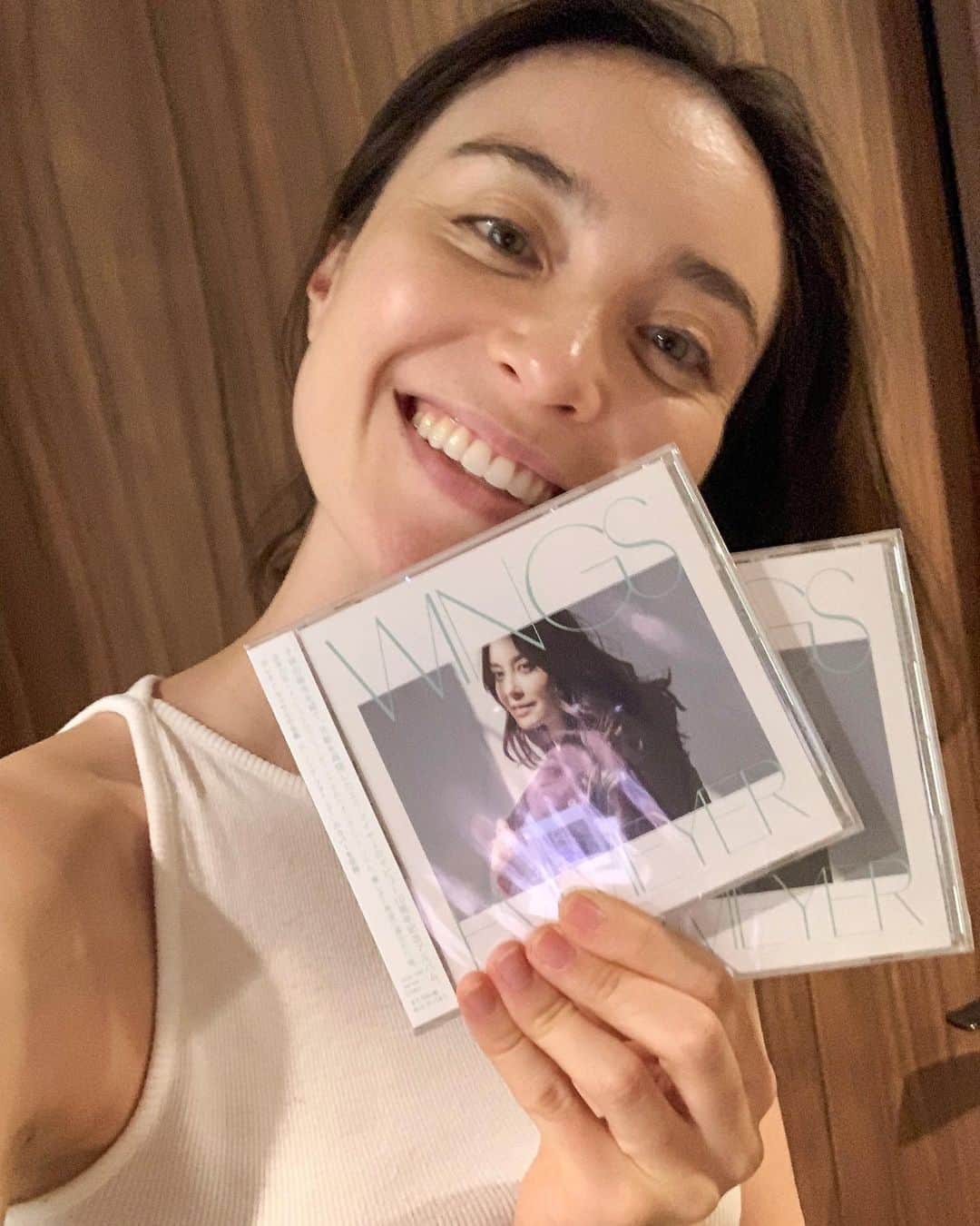 エミ・マイヤーのインスタグラム：「Album!! 6/12!! it still feels good to hold your music in material form😺アルバム出来上がり〜！中身はずっしり22ページ、英語歌詞の対訳など大事に作り上げたブックレットでーす！発売6/12！でも6/1に湘南の #ワンカリ でも手に入るよん #newalbum #newrecord #アルバム #新発売 #6月 #ウィングス #wings #エミマイヤー #emimeyer」