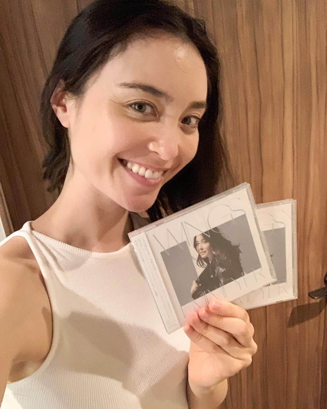 エミ・マイヤーさんのインスタグラム写真 - (エミ・マイヤーInstagram)「Album!! 6/12!! it still feels good to hold your music in material form😺アルバム出来上がり〜！中身はずっしり22ページ、英語歌詞の対訳など大事に作り上げたブックレットでーす！発売6/12！でも6/1に湘南の #ワンカリ でも手に入るよん #newalbum #newrecord #アルバム #新発売 #6月 #ウィングス #wings #エミマイヤー #emimeyer」5月29日 19時49分 - emimeyer