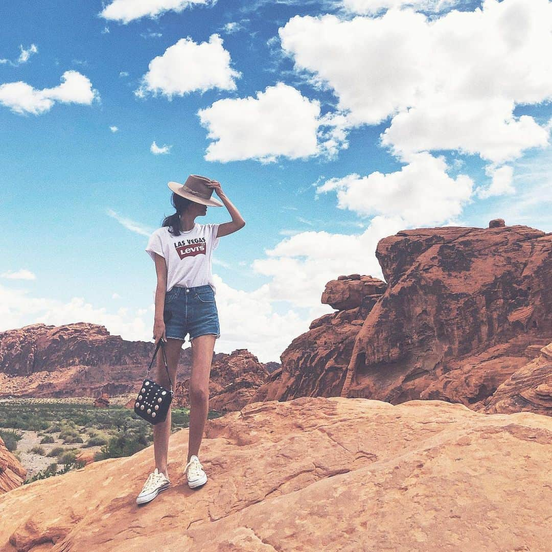 marikoさんのインスタグラム写真 - (marikoInstagram)「▶︎ Valley of Fire🏜 Pink Jeep Toursで ずっと来てみたかった場所へ トレッキングでは景色だけでなくて 野生の動物や植物…色々なものを 目にした👀🦌(ストーリーズにUP) 私の写真では広大さも雄大さも 伝え切らない… あっ!!Jeepファン必見!!w まさにJeepのCMに出てきそうな場所🇺🇸 (Jeepのモハベエディションはこのモハベ砂漠由来💙) ✴︎ ✴︎ ︎ #lasvegas#valleyoffire#valleyoffirestatepark#travel#trip#america#自然#大自然#ラスベガス#リーバイス#デニムコーデ#デニムパンツ#カジュアルコーデ#24時間あそベガス#カジュアルファッション#旅行コーデ#アメリカ#旅#アメリカ旅行#USA#シンプルコーデ#シンプルファッション」5月29日 19時42分 - mariiko_re