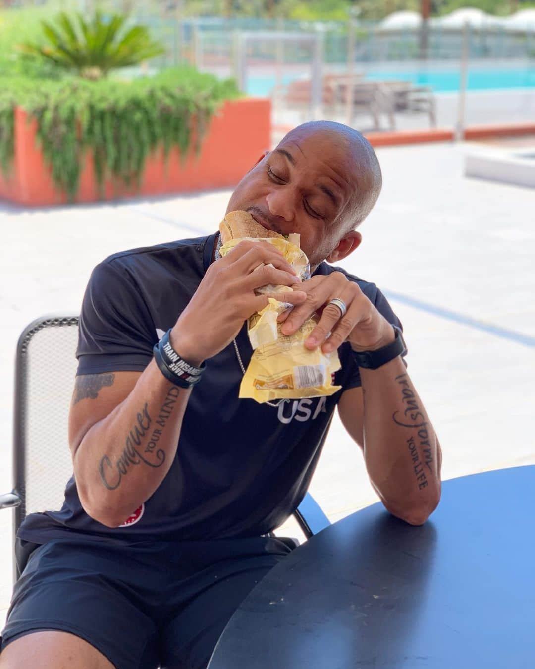 ショウン・トンプソンさんのインスタグラム写真 - (ショウン・トンプソンInstagram)「When you can’t resist the #bread. 🥖 #treatday #france」5月29日 19時45分 - shaunt