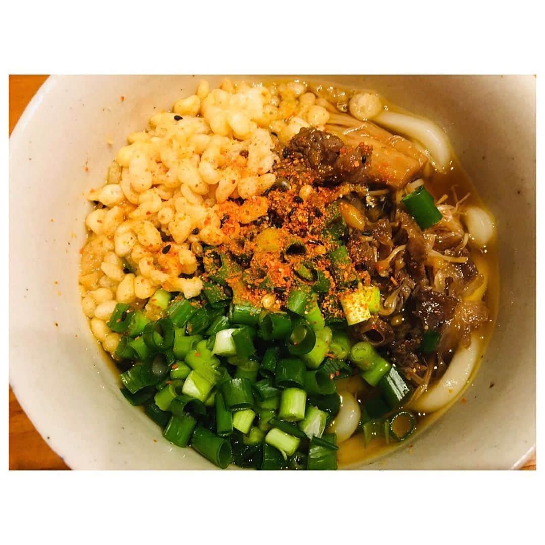 小森純さんのインスタグラム写真 - (小森純Instagram)「ひたすら丼系。 ・ 昨日は、肉うどん◎ 今日は、親子丼◎ ・ 唐揚げは、バァバが冷凍で送ってくれます(´༎ຶོρ༎ຶོ`) 息子達が大好きな味付け❤️ ・ 息子達が沢山食べてくれたら、それだけで嬉しい😆😆❤️ ・ 夜ごはん作りが一番辛い(´༎ຶོρ༎ຶོ`)。。 明日は何にしよう、、、(;o;) ・ #夜ごはん#肉うどん#親子丼#働くママ#働くママごはん」5月29日 19時45分 - jun.komori1122