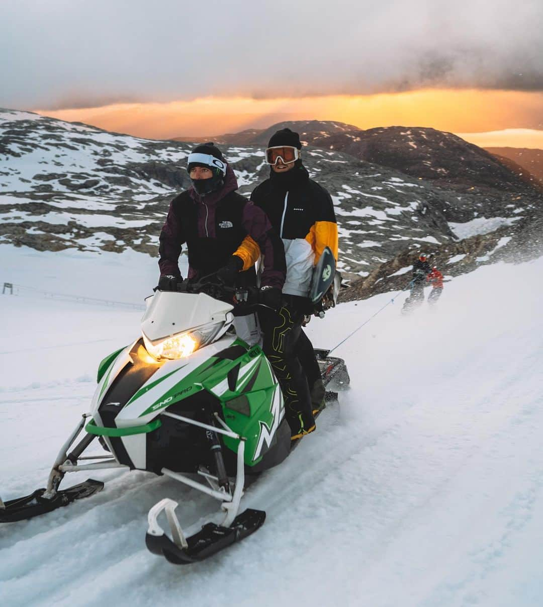 ステール・サンドベックさんのインスタグラム写真 - (ステール・サンドベックInstagram)「BOSS shuttle @sunkenskum taking the boyz up during DARK HOUR ( with a hint of gold ) 🛵💨」5月29日 19時46分 - stalesandbech