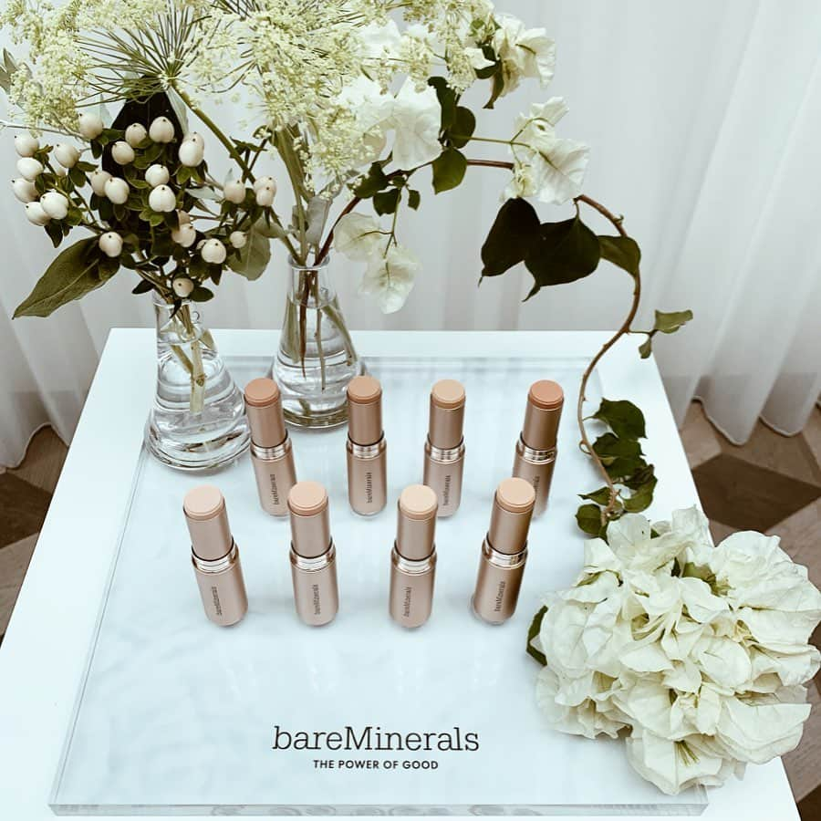 黒木なつみさんのインスタグラム写真 - (黒木なつみInstagram)「﻿ 今日は1日 @bareminerals_jp から新しく出たスティックファンデーションのメイクモデルをさせて頂きました💙💛💙﻿ ﻿ ベアミネラルはナチュラルで天然成分を使って﻿、地球や環境の事を考えたプロダクトをしていて大好きなブランド🌎✨﻿ ﻿ 新しいミューズは @haileybieber だし、もう完璧！♡！﻿ 私は基礎化粧品もベアミネラルが多いよ🌱﻿ナチュラルやオーガニック系しかほぼ使わない。﻿ 子供とベタベタしても安心だしね🥰﻿ ﻿ #bareminerals#new﻿ #hydratingfaundationstick﻿ #healthy#natural#cleanbeauty﻿ #simple#lifestyle」5月29日 19時47分 - natsumi0086