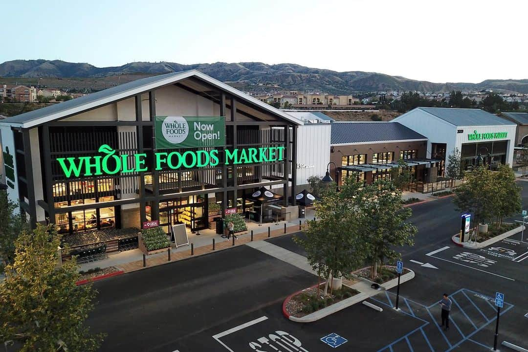 Whole Foods Marketさんのインスタグラム写真 - (Whole Foods MarketInstagram)「Hello, #LA! Thank you for the most incredible welcome last week in Porter Ranch, CA! This new 44,000 square-foot store is in The Vineyards at Porter Ranch at the corner of West Rinaldi Street and Porter at 20209 W. Rinaldi St. The store serves as the relocation of the previous Porter Ranch store and features an expanded prepared foods selection that has hot and cold food bars, salad bar, taqueria, #NY style pizza, sushi and made-to-order sandwiches, a seafood department with unique offerings, such as chef-inspired ready-to-cook seafood items and locally smoked salmon, and an expansive in-house bakery offering a full line of scratch-made breads and self-serve baked goods. Customers can also grab a bite or a drink at two new venues within the store: Porter’s House, a fast-casual eatery within the store offering a #local inspired menu with beers on tap and wines by the glass, or stop by @nekterjuicebar whose team will be serving up açai bowls, smoothies and juice, and coffee roasts from @coffeemanufactory. This store will also offer an expansive selection of locally sourced options throughout the store. We are open from 7AM to 10PM daily – come say hello! #WholeFoodsPorterRanch」5月30日 6時53分 - wholefoods