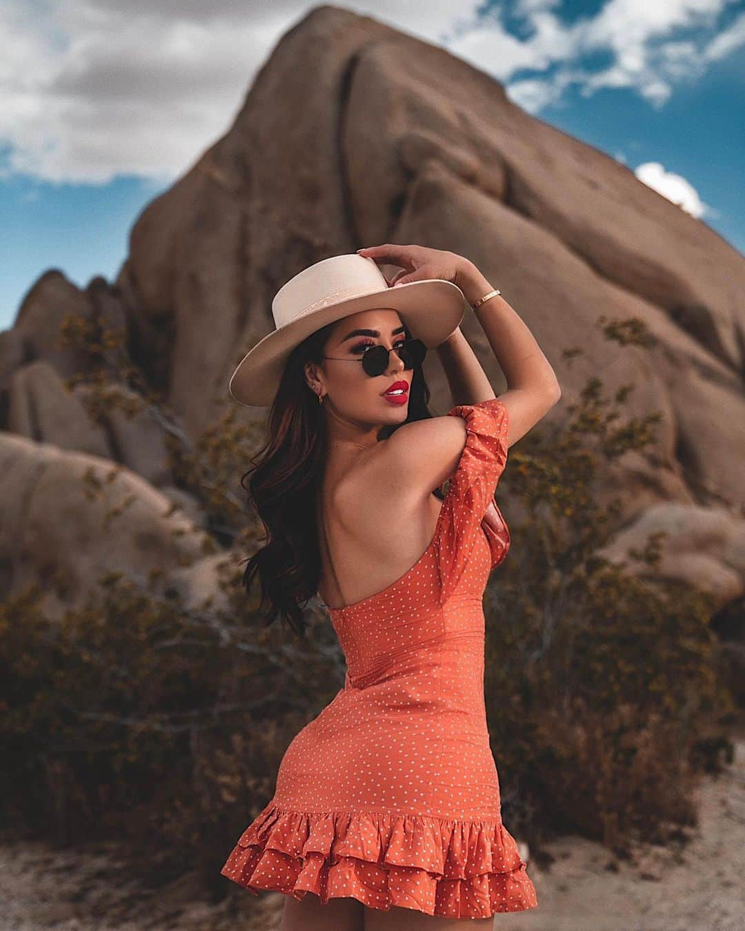 iluvsarahiiさんのインスタグラム写真 - (iluvsarahiiInstagram)「Joshua tree has never seen so much makeup 🔥🥵 ______________________________ Dress @misslolaofficial  Hat @shoplunab  Glasses @illesteva  Lips @colourpopcosmetics Swing Away」5月30日 6時48分 - iluvsarahii