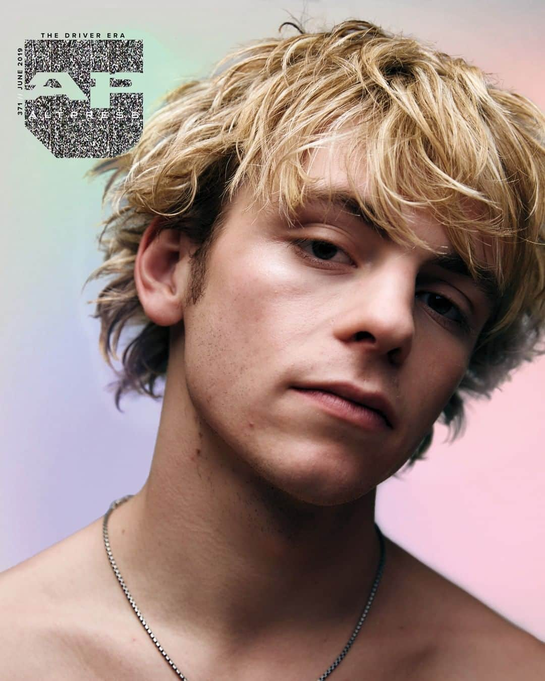 Alternative Pressさんのインスタグラム写真 - (Alternative PressInstagram)「In their relatively brief time on Earth, @ross_lynch and @rockylynch, the navigators of @thedriverera, have seen a lot. You may remember them as members of the pop band R5; if not, you’re most assuredly familiar with Ross’ high-profile acting career in things both commercial (as Harvey Kinkle in the @sabrinanetflix) and decidedly fringe (as the titular serial killer in the 2017 indie film My Friend Dahmer). But unlike the hive mind aspects of film and television industries, the Lynch brothers are taking and maintaining control of their music career in a big way - Collect both print magazines and hand signed posters now ALTPRESS.COM/NEWISSUE⠀ .⠀ Photographed by: @jonathan.weiner⠀ Styled by: @wanna__b⠀ Groomed by: @patriciamoraleshair⠀ .⠀ .⠀ .⠀ #thedriverera #driverera #rosslynch #rockylynch #thedrivereralive #low #feelyounow #thedrivereranews #rockylynchnews #rosslynchnews #chillingadventuresofsabrina #welcometotheendofyourlife #rossandrockylynch ⠀」5月30日 5時25分 - altpress