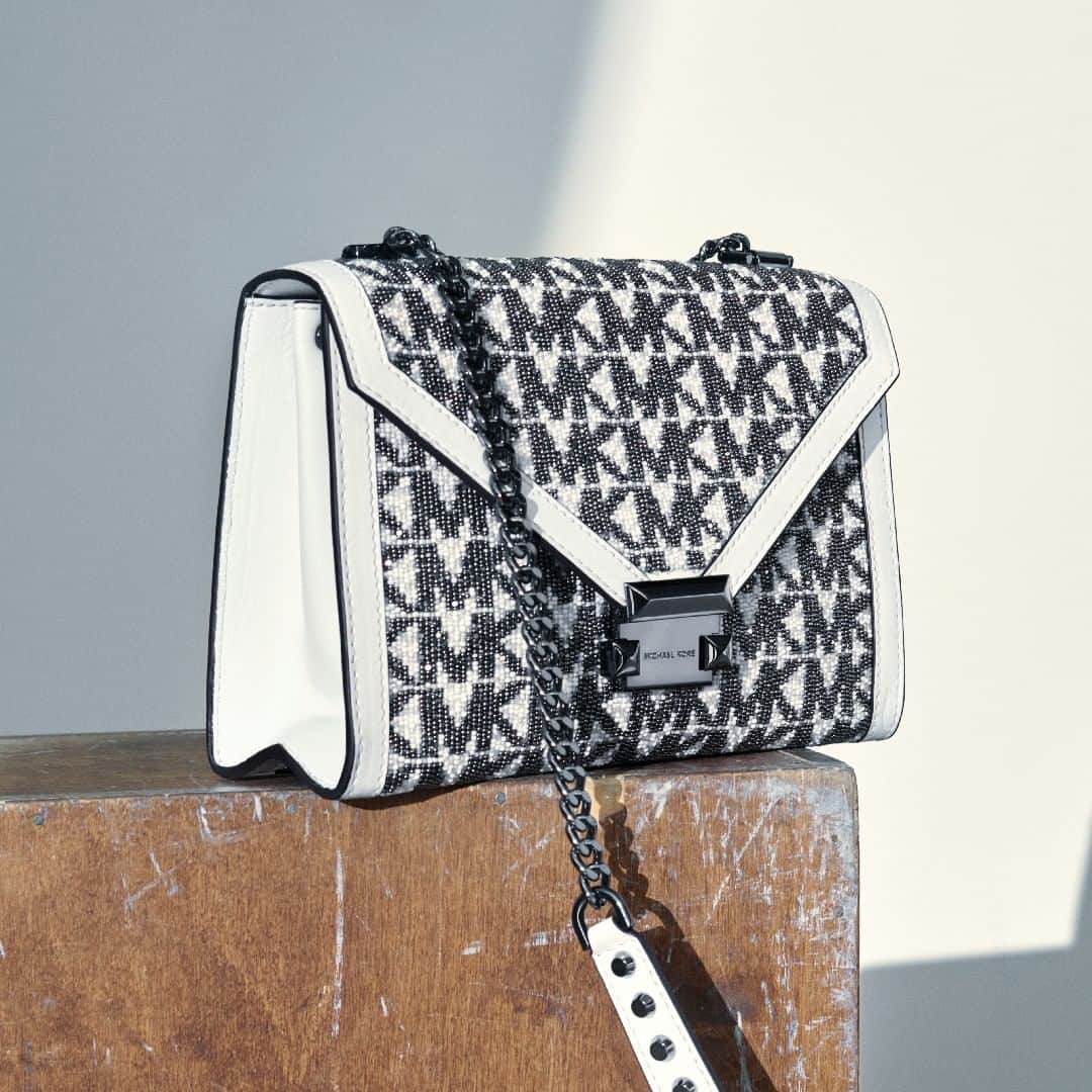 マイケルコースさんのインスタグラム写真 - (マイケルコースInstagram)「Better in letters: our limited-edition Whitney handbag gets a luxe touch in hand-beaded logo. #MichaelKors」5月30日 5時38分 - michaelkors