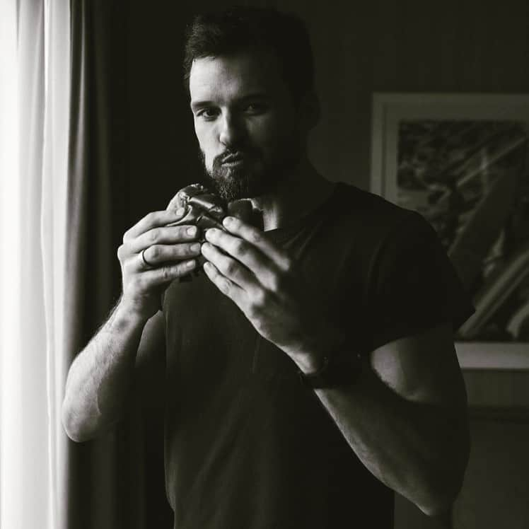 オースティン・ニコルズさんのインスタグラム写真 - (オースティン・ニコルズInstagram)「I enjoy Cheeseburgers from time to time...」5月30日 5時39分 - austinnichols