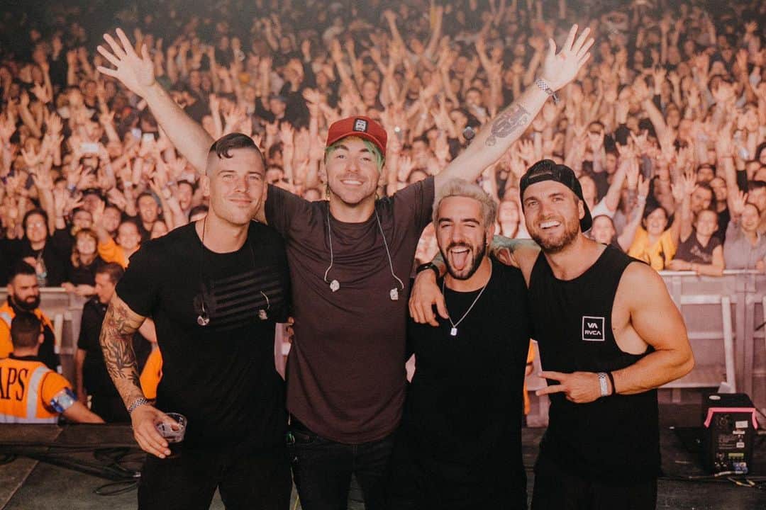 All Time Lowのインスタグラム：「Thank you for an incredible weekend @slamdunkmusic! 📸: @ashleyosborn」