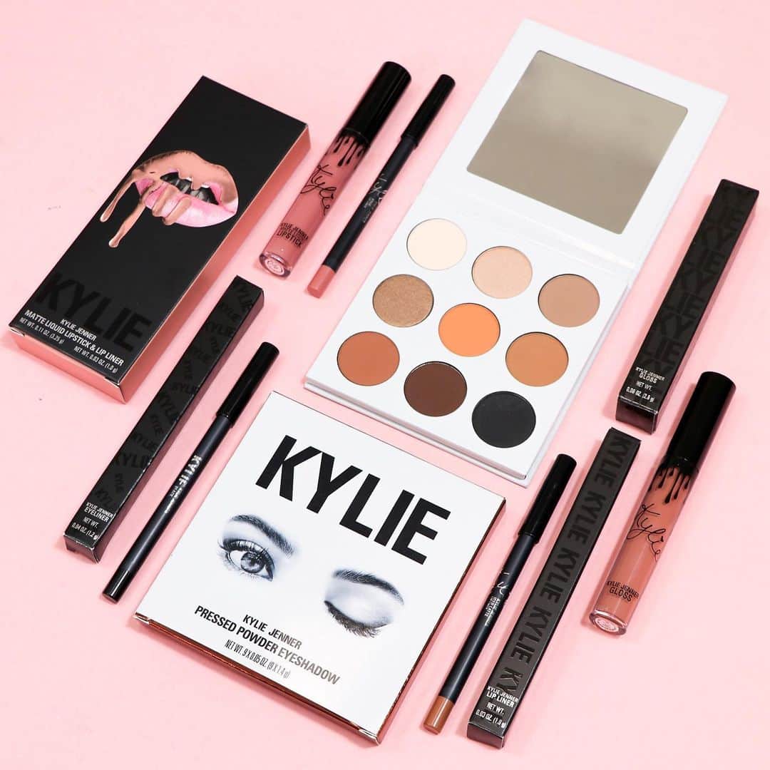 Kylie Cosmeticsさんのインスタグラム写真 - (Kylie CosmeticsInstagram)「Kylie’s May Favorites 💕 tap to shop ✨ last chance to get this bundle hand selected by Kylie with some of her current faves 🌸」5月30日 5時46分 - kyliecosmetics