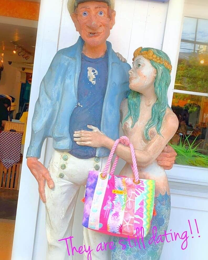 Moco Lima Hawaiiさんのインスタグラム写真 - (Moco Lima HawaiiInstagram)「They are still dating! I'm happy for them♡  Mix Tote Bag, Made By Moco  #mermaid#and#sailor#dating#vacation#bigisland#kona#town#ocean#shopping#funtimes#happy#smile#picture#photoshoot#tennis#tournament#lovemyjob#sewing#mocolima#hawaii#designer#chocolate #マーメイド#ハワイ#ハワイみやげ#モコリマハワイ#スイーツ好きな人と繋がりたい  Showroom 13-18pm Open today お近くにお越しの際はぜひお立ち寄り下さいませ〜♡　スイスからのお土産、美味しいチョコレートとお待ち致しておりまーす！」5月30日 6時00分 - mocolimahawaii