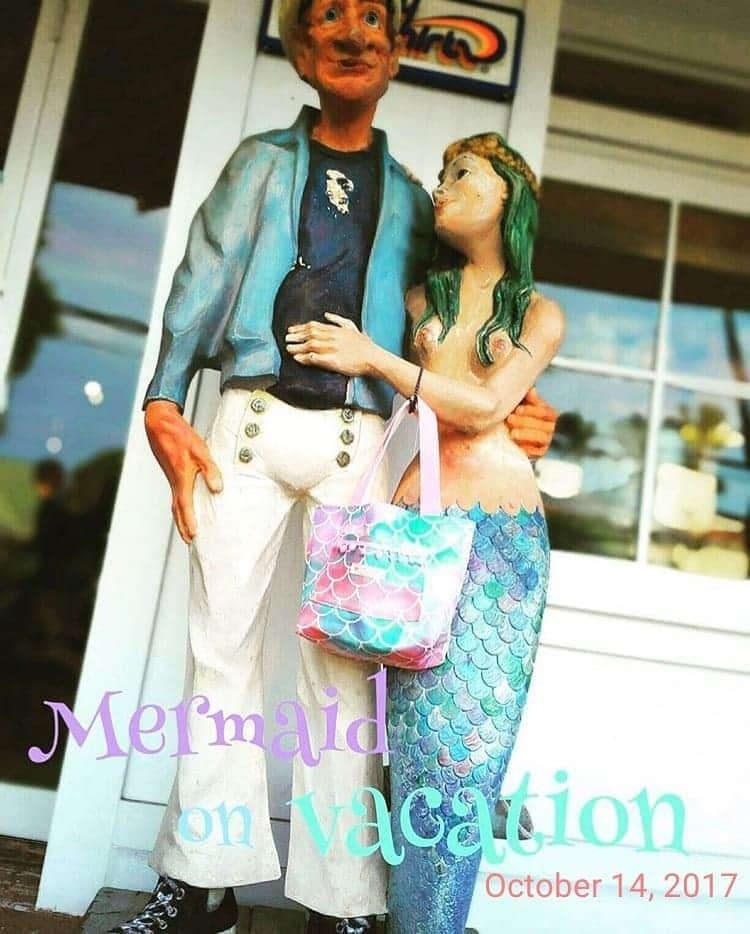 Moco Lima Hawaiiさんのインスタグラム写真 - (Moco Lima HawaiiInstagram)「They are still dating! I'm happy for them♡  Mix Tote Bag, Made By Moco  #mermaid#and#sailor#dating#vacation#bigisland#kona#town#ocean#shopping#funtimes#happy#smile#picture#photoshoot#tennis#tournament#lovemyjob#sewing#mocolima#hawaii#designer#chocolate #マーメイド#ハワイ#ハワイみやげ#モコリマハワイ#スイーツ好きな人と繋がりたい  Showroom 13-18pm Open today お近くにお越しの際はぜひお立ち寄り下さいませ〜♡　スイスからのお土産、美味しいチョコレートとお待ち致しておりまーす！」5月30日 6時00分 - mocolimahawaii