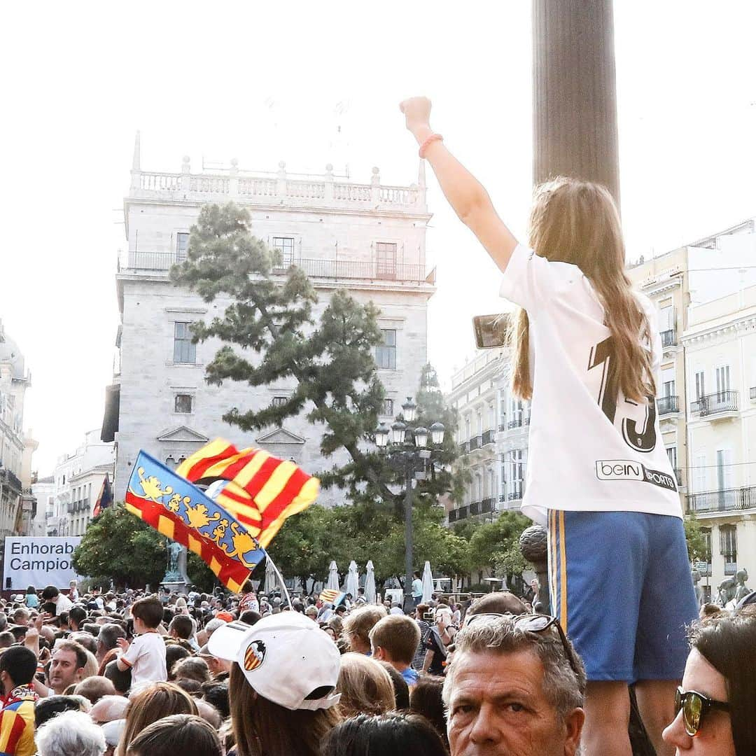 バレンシアCFさんのインスタグラム写真 - (バレンシアCFInstagram)「😍 Moments we'll never forget . Eixe SENTIMENT de generació en generació únic al 🖤 valencianiste . ¿Quién os transmitió los valores @valenciacf❓⤵️⤵️⤵️ . ¡Os leemos! 👀 . #lacopadelcentenari🏆💯 #amuntvalencia #valenciacf #vcfcentenari #unsentimentetern」5月30日 6時05分 - valenciacf