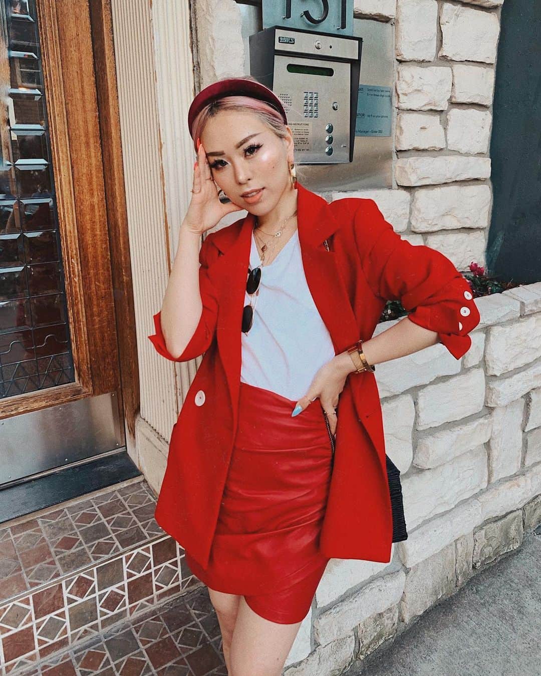 AikA♡ • 愛香 | JP Blogger • ブロガーのインスタグラム：「𝑮𝑰𝑹𝑳 𝑩𝑶𝑺𝑺 𝑽𝑰𝑩𝑬 ❤️ Bold color always gives me extra confidence so the bolder, the better 👑💋 ..... #redsuit #suitstyle #petitefashion #ladyinred #boldcolor #mystyletoday」