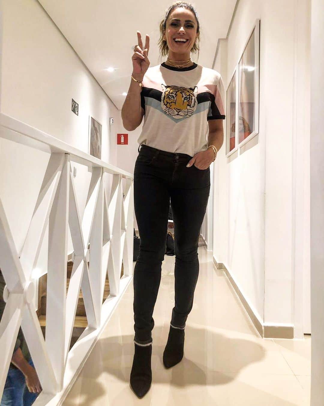 Giovanna Antonelliのインスタグラム：「Fazendo pose na @giolaseroficial 💜 #cuidardocorpoedaalma #tudonumsólugar」