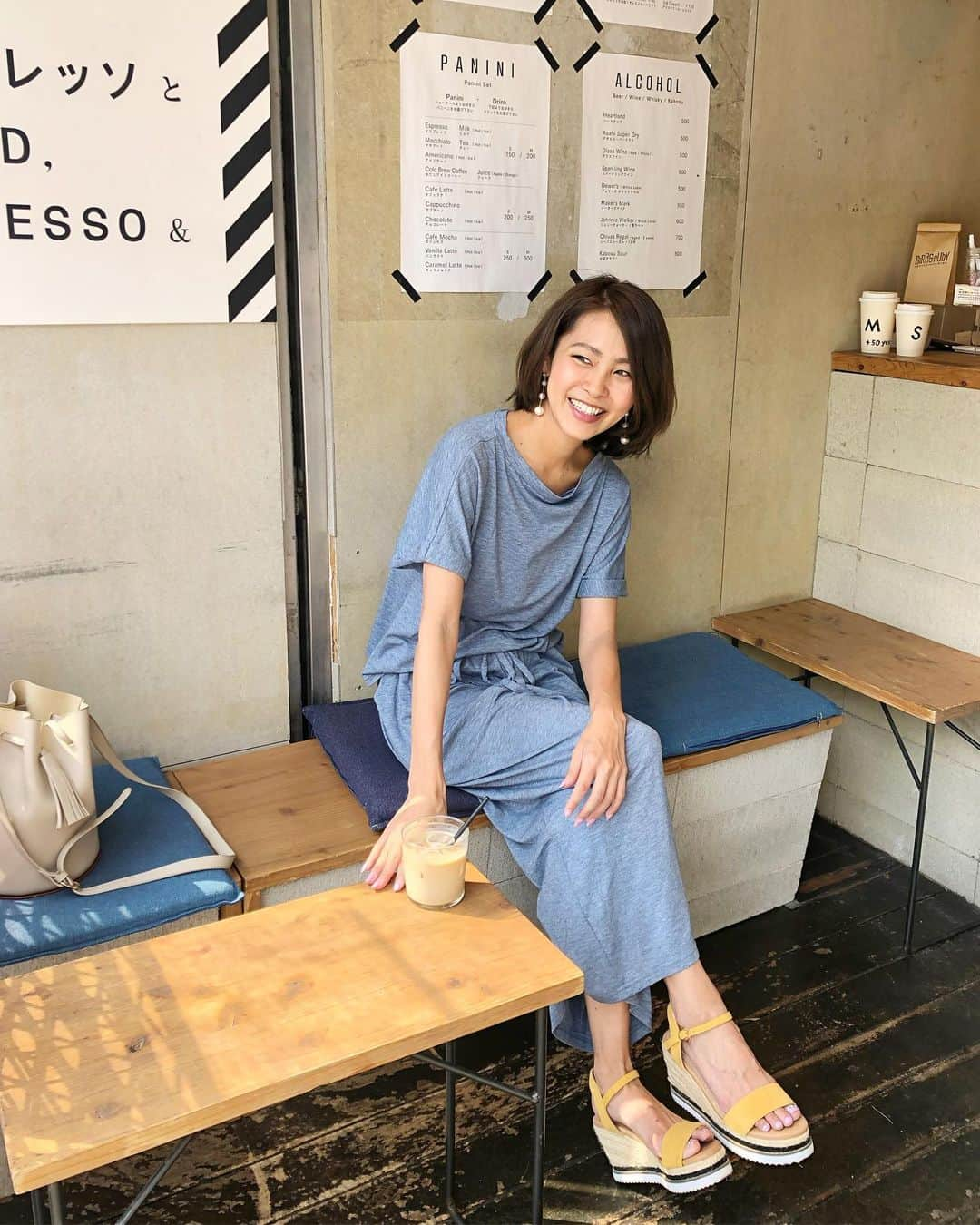 坂元美香さんのインスタグラム写真 - (坂元美香Instagram)「おっはよー。今日は早朝撮影なの😪行ってきまーす！ . 今日の写真はブルーのセットアップを撮りたくて、近所のカフェで写真撮ってもらってたら知り合いに見られてて恥ずかしくなって「iPhone返して〜」ってなってるところ。 . #ootd セットアップ… @ladiesfashion.kandk サンダル… @mode_robe_official ピアス… @sheriche.official . #kandk_shopstore #KandK #fashion #セットアップ . ▼ @ladiesfashion.kandk LINEの友達登録で500円引きクーポンプレゼント中 LINE ID【@oxn9555q】」5月30日 6時20分 - mika_saka