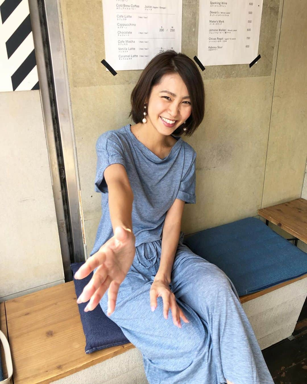 坂元美香さんのインスタグラム写真 - (坂元美香Instagram)「おっはよー。今日は早朝撮影なの😪行ってきまーす！ . 今日の写真はブルーのセットアップを撮りたくて、近所のカフェで写真撮ってもらってたら知り合いに見られてて恥ずかしくなって「iPhone返して〜」ってなってるところ。 . #ootd セットアップ… @ladiesfashion.kandk サンダル… @mode_robe_official ピアス… @sheriche.official . #kandk_shopstore #KandK #fashion #セットアップ . ▼ @ladiesfashion.kandk LINEの友達登録で500円引きクーポンプレゼント中 LINE ID【@oxn9555q】」5月30日 6時20分 - mika_saka