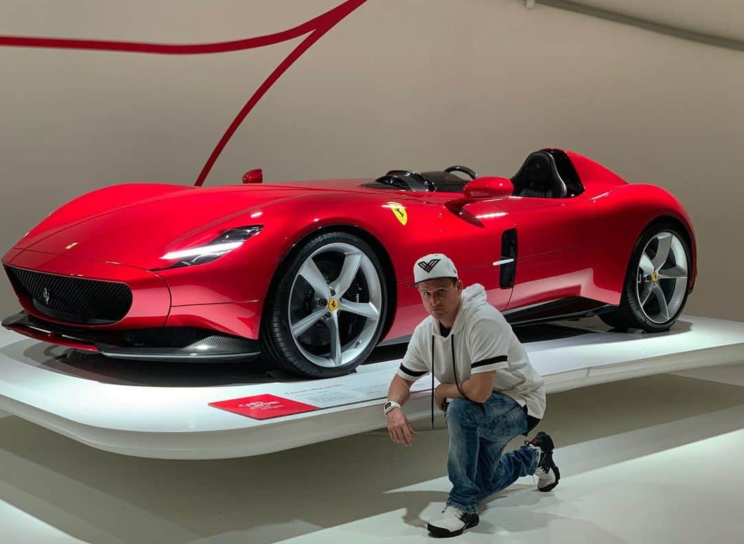 ロブ・ディアデックのインスタグラム：「Dream come true to be out in Italy for the world premier of @Ferrari’s latest masterpiece. Had a chance to check out the Enzo Ferrari Museum ahead of the event and now have that much more appreciation for the man. Enzo is a true Do or Dier visionary who built one of the greatest brands the world has ever known. It was amazing to feel the history of the brand here, as well as see the new SP1 up close!」
