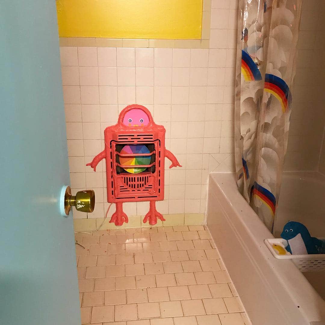 ウェイン・コインさんのインスタグラム写真 - (ウェイン・コインInstagram)「Almost finished with new baby’s bathroom... converted old dis-connected gas wall heater into worried looking little pink robot...」5月29日 21時51分 - waynecoyne5