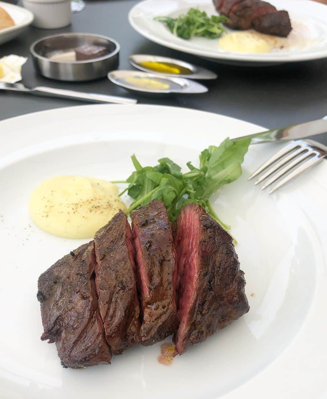 藤原菜摘さんのインスタグラム写真 - (藤原菜摘Instagram)「久しぶりにまゆかとlunch🧡 . いつのまにかさらっとお会計してくれてて、 お誕生日祝いに！ってご馳走になっちゃった🥺🥂 . 年下やのにしっかりしてて賢いから話してても楽しいし どっちがお姉さんなのかわかりません😹 だからこそ仲いいのかも。笑 . #thegardenoriental #tgoo #京橋ランチ #数少ない年下の友達 #多分私妹キャラなんやわ #最近自覚してきた」5月29日 21時59分 - natsumi_fujiwara