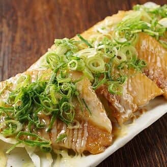 ゆずの小町 石山店のインスタグラム：「豚カルビスタミナ焼き～ゆずスタミナソース～😄 ボリューム満点！醤油ベースの秘伝のタレに付け込んだ豚カルビを香ばしく焼きあげました🤣 #ゆずの小町#居酒屋 #滋賀県 #滋賀#石山駅#foodphoto #followme  #鮮魚 #海鮮 #新鮮 #駅近 #日本酒 #地酒  #個室 #団体 #貸切 #接待 #合コン #コース #飲み放題 #安い #主婦 #サプライズ #宴会」