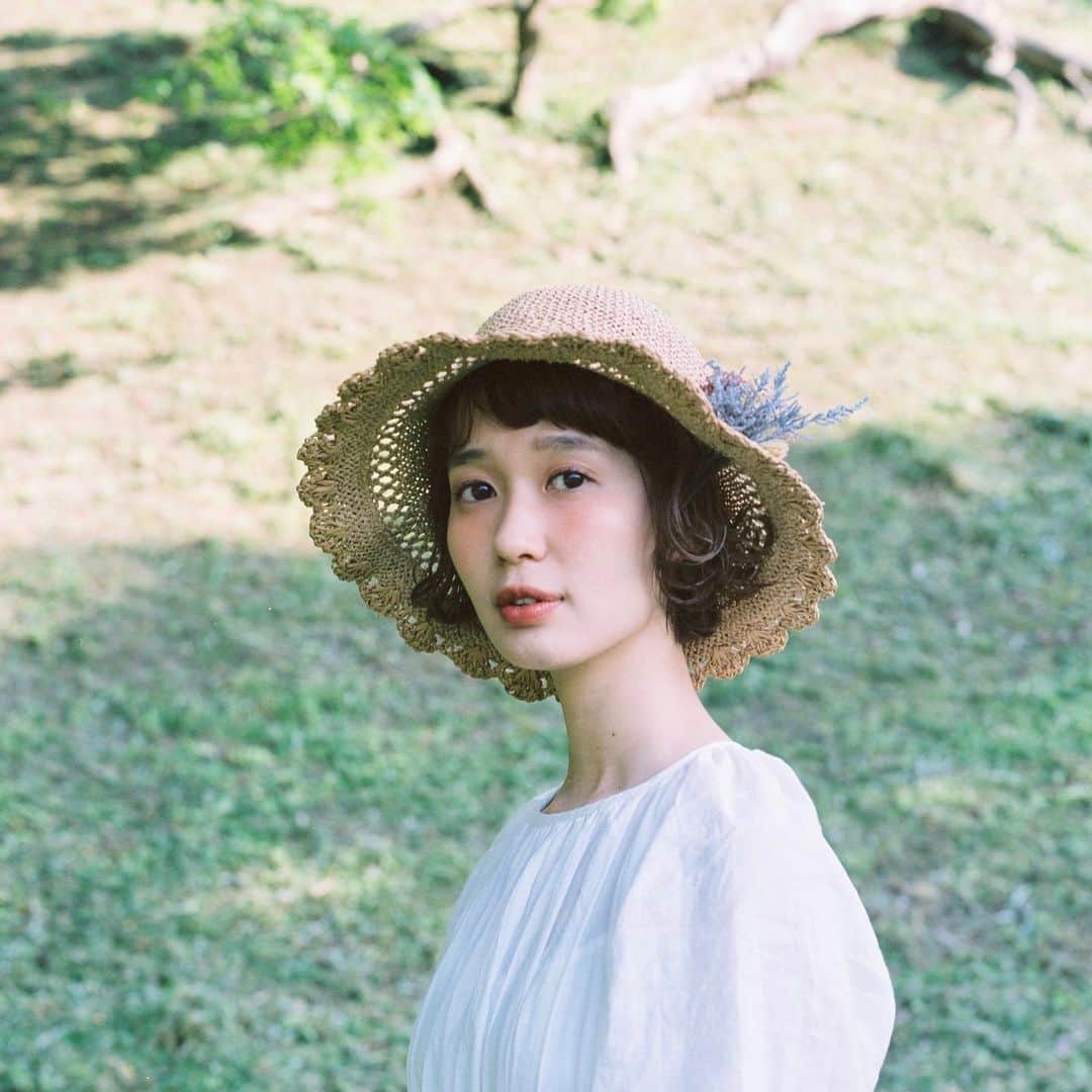 waco⭐️CHACOのインスタグラム：「🌷CHACO ✖︎ 柴田紗希🌷 いよいよ明日5/30木曜日21:00〜 コラボアクセサリーの販売です❣️ flower set BLUEPINK ナチュラルカラーのくすんだブルーやピンクをあわせた髪飾りのセット。 髪に編み込んだり、帽子の網目に留めてもとっても可愛いアイテムです。 * * くすみマーガレットイヤリング＆ピアス ポリエステル素材で扱いやすい耳飾り。 少しくすんだ色合いがお洋服に合わせやすくて活躍すること間違いなしです！ * *  CHACO ✖︎柴田紗希コラボアクセサリー 販売日 5/30 21:00〜 販売場所 CHACO  ONLINE SHOP 納品予定 6月中旬より順次発送  model @shibasaaki  photo eikoh hair @eight_hair  flower @wacochaco」
